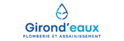 Logo de Girond’eaux, entreprise de plomberie et assainissement en Gironde, avec une goutte d’eau stylisée bleue et un design moderne.